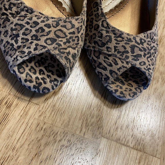 Lovely Kenneth Cole Reaction leopard print, peep toe, wood stacked heels - Picture 7 of 9